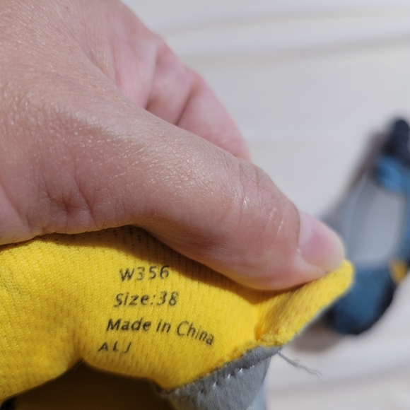 Vibram 5 fingers shoes - Picture 3 of 3